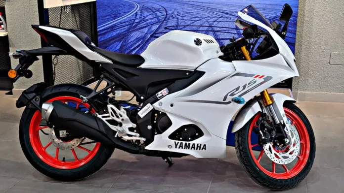 Yamaha R15: The Affordable Sports Bike with Big Performance and Sleek Design!